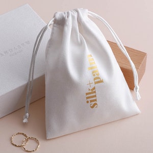 50 sacs à cordon personnalisés blancs avec logo imprimé sacs d'emballage de bijoux pochettes sacs cadeaux de mariage chic sacs en flanelle blanche