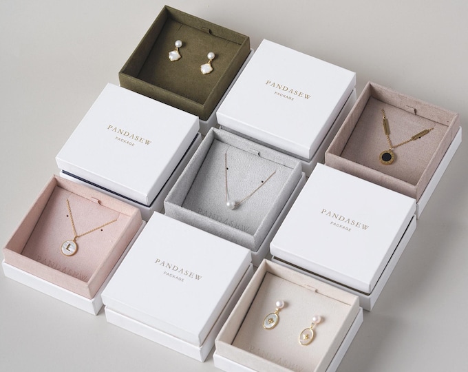 50pcs 8.5x8.5x4 cm suede inside paper box with removable jewelry pad with custom logo