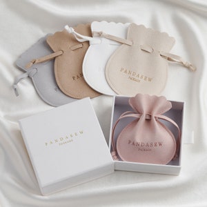 50 pièces sacs porte-bonheur personnalisés pochette d'emballage de bijoux logo personnalisé chic petits sacs de faveur de mariage collier en microfibre boucle d'oreille pochette à bijoux