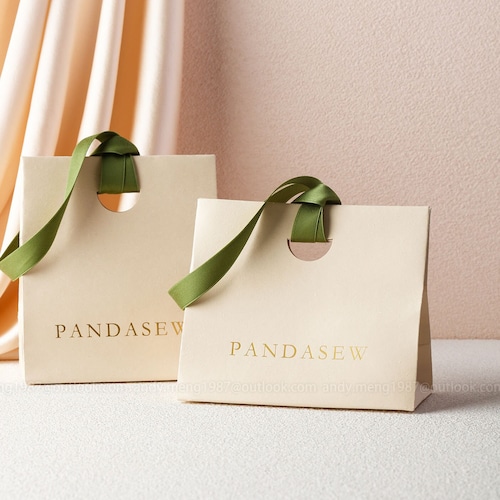 50 sacs en papier horizontaux B1D de 15,5 x 7,5 x 13,5 cm avec logo, ruban amovible personnalisé
