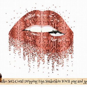 Peut inclure: Des lèvres de couleur corail avec un motif de peau de serpent sont recouvertes de paillettes. Les lèvres sont légèrement entrouvertes, révélant des dents blanches. L'arrière-plan est blanc.