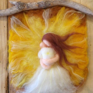 Una madre abrazando a su bebé - Waldorf inspiró la pintura de lana en 3D, el arte de la pared de la guardería.