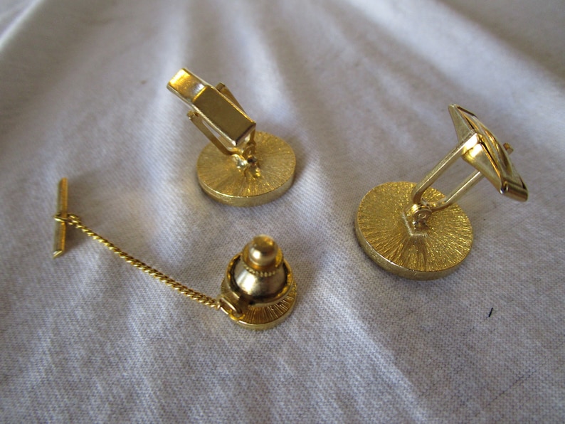 Retro Diamond Engraved Canada Centennial Gold Tone Enameled Cuff Links /& Tie Tack