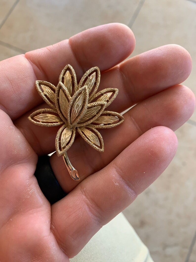 Vintage Designer Avon Brushed Gold Tone Large Flower Brooch