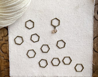 Clover Stitch Markers 30 Pieces: 10 Small and 20 Large Flexible Markers in  a Vinyl Pouch, Closed Ring Stitch Markers. 3107 