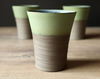 Geëtst antraciet/donkerbruin theekopje, kleine mok, Yunomi keramisch steengoed, minimalistische boskleur