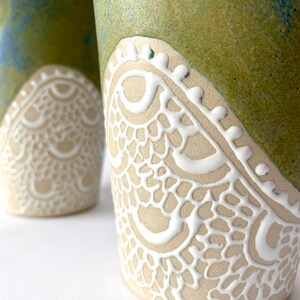 Grüner Keramik Becher mit Weißem Muster getöpfert | Etsy