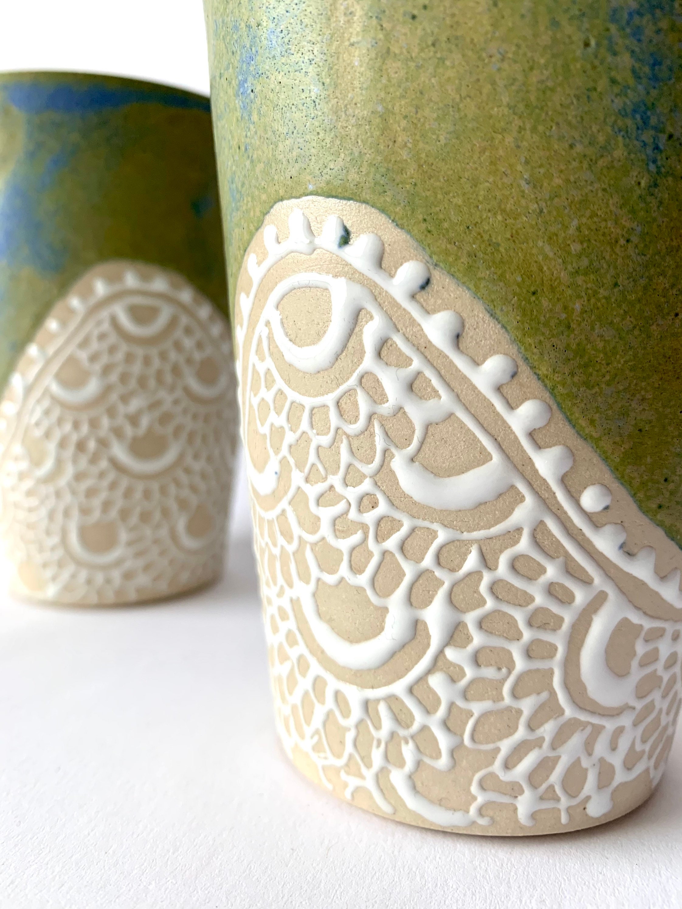 Grüner Keramik Becher mit Weißem Muster getöpfert | Etsy
