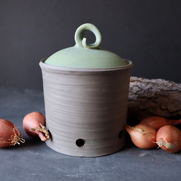 Keramik Zwiebeltopf, Zwiebel-Behälter, handgetöpferte Keramikdose aus Steinzeug-Ton, grün braun natürliche Farben