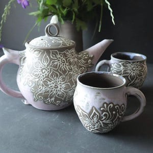 Wunderschönes Teekannen-Set, keramik Teekanne Tassen, pastell matt lila pink und weiße Blumenmuster, handgemacht getöpfert, steinzeug