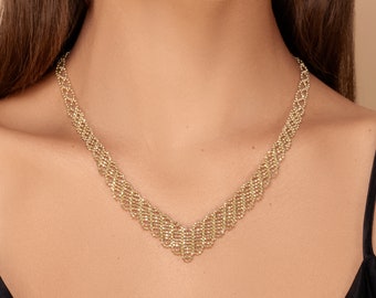 Avior necklace - Classic gold v shaped beaded necklace