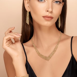 Avior necklace Classic gold v shaped beaded necklace image 2