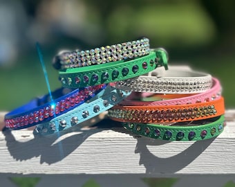 Collar de piel para perro, talla mediana, con detalles de pedrería de cristal.