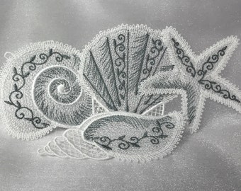 Puede incluir: Diseño bordado con temática marina que presenta una concha, una concha de vieira y una estrella de mar. El bordado blanco, similar al encaje, está acentuado con detalles grises. Adecuado para decoración costera o náutica.