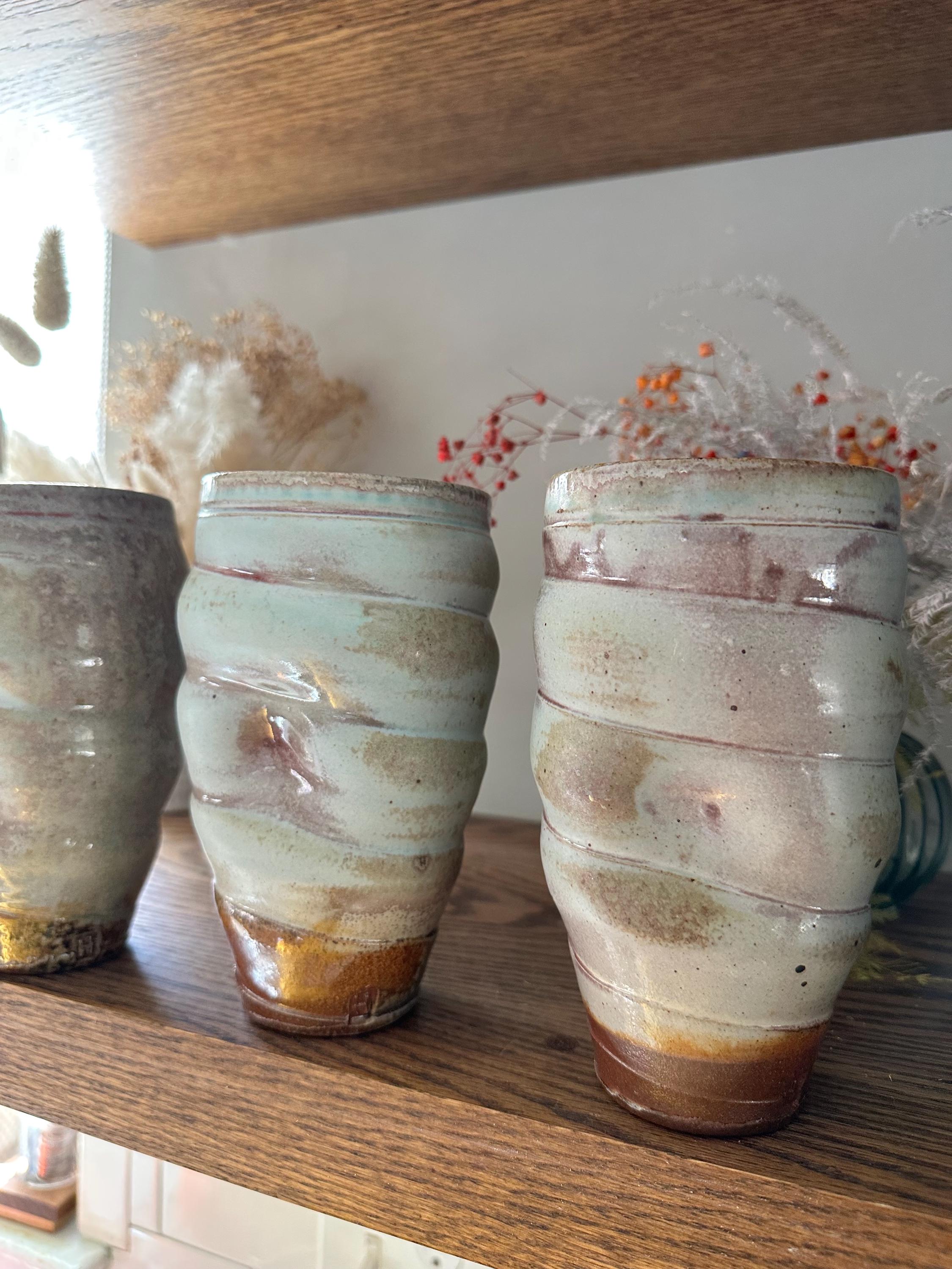 手作り陶器 花瓶 茶色 クリーム色、青、茶色、ピンクのテクスチャーの大きな手作り陶器の花瓶