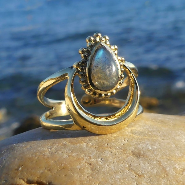 Anello labradorite, anello lunare, anello in ottone, design lunare, anello labradorite con luna, zodiaco, sacro, ancestrale, gioielli lunari, pietra preziosa, regalo