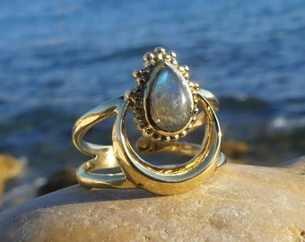 Anello labradorite, anello lunare, anello in ottone, design lunare, anello labradorite con luna, zodiaco, sacro, ancestrale, gioielli lunari, pietra preziosa, regalo