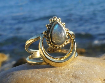 Bague labradorite, bague lune, bague en laiton, design lune, bague labradorite avec lune, zodiaque, sacré, ancestral, bijoux lune, pierre précieuse, cadeau