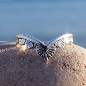 Ring i sterlingsilver, minimalistisk ring, silverring för kvinna, liten ring, triangelring, handgjord ring, present till kvinna, minimalistisk silverring