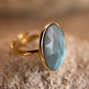 Bague labradorite, bague labradorite dorée, bague réglable avec gemme naturelle, pierre précieuse labradorite, grande bague réglable, bague ouverte avec gemme