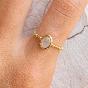 Maansteenring, gouden maansteenring, messing ring met maansteen, maansteen edelsteen, maansteenring, minimalistische ring, minimalistische maansteenring