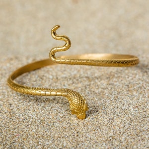 Delicate slangenarmband, gouden slangenarmband, prachtige slangensieraden, vergulde slangenarmband, verstelbare armband, slang, symbool