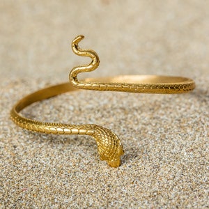 Delicate snake bracelet, golden snake bracelet, beautiful snake jewelry, gold plated snake bracelet, adjustable bracelet, serpent, symbol