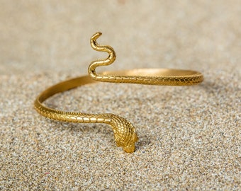 Delicate snake bracelet, golden snake bracelet, beautiful snake jewelry, gold plated snake bracelet, adjustable bracelet, serpent, symbol