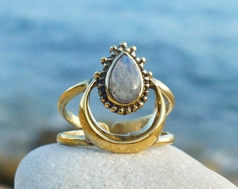 Brass ring, adjustable ring, adjustable brass ring, brass ring with labradorite, moon ring, moon brass ring, moon design, labradorite ring