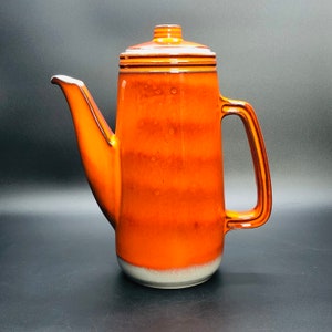 cafetière vintage en céramique de BEAUCE, poterie orange, oeuvre originale des années 60 par Jean Cartier, Beauceware Canada, design industriel MCM, objet de collection