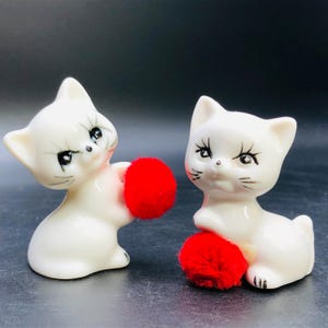 Set jaren 80 kitsch witte kat beeldjes: porseleinen poesjes met rode pompons