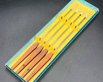 Juego de tenedores para fondue vintage - Caja original: Asa de cofre enjoyada, artículos esenciales para anfitriones de mediados de siglo.