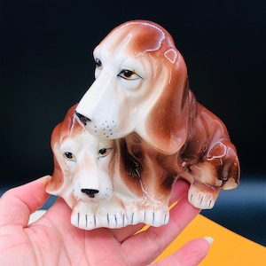 Vintage 60-tals porslinsfigur med hundpar: Kitschig hylldekoration från mitten av århundradet