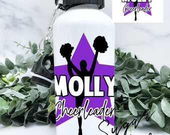 Könnte beinhalten: Eine weiße Wasserflasche mit einem lila Stern und einer schwarzen Silhouette einer Cheerleaderin, die Pompons hält. Der Text "Molly Cheerleader" ist auf die Flasche gedruckt.