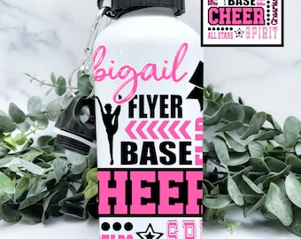Könnte beinhalten: Eine weiße Wasserflasche mit schwarzem Deckel und einem pinkfarbenen und schwarzen Design, auf dem "Abigail Flyer Base Cheer All Stars Spirit" steht.