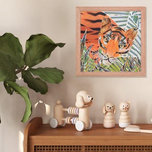 Arte murale con tigre colorata – Collage riciclato incorniciato / Decorazione con animali della giungla / Stampa ecologica di fauna selvatica / Opera d'arte audace