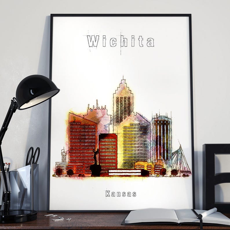 Pu&ograve; includere: Un'illustrazione ad acquerello dello skyline di Wichita, Kansas. L'illustrazione presenta diversi edifici alti in tonalit&agrave; di rosso, giallo e blu. Il testo "Wichita" e "Kansas" &egrave; scritto in bianco nella parte superiore e inferiore dell'immagine.