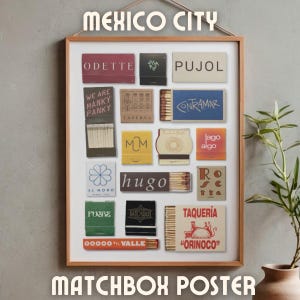Può includere: Un poster da parete incorniciato intitolato MEXICO CITY che presenta una griglia di vari design di scatole di fiammiferi. L'opera mostra scatole rettangolari colorate con diversi nomi di marchi e loghi, tra cui Odette, Pujol, Contramar, El Moro, Hugo e Taquería Orinoco, disposti in un layout strutturato.