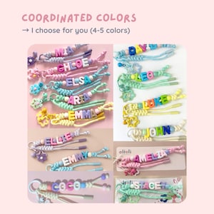 Peut inclure: Une collection de bracelets et porte-cl&eacute;s personnalis&eacute;s avec des noms en diff&eacute;rentes couleurs. Chaque article pr&eacute;sente un nom &eacute;pel&eacute; avec des perles de lettres color&eacute;es. Le texte "COORDINATED COLORS" et "I choose for you (4-5 colors)" est visible.