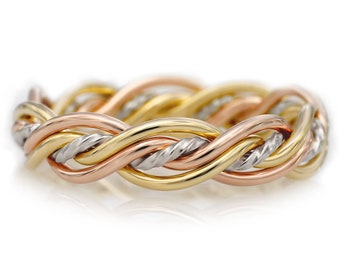 Anillo tejido a mano - 5,8 mm, cinco hebras trenzadas. Trenza tricolor en platino, oro amarillo de 18 k y oro rosa de 14 k. Diseño de Todd Alan.