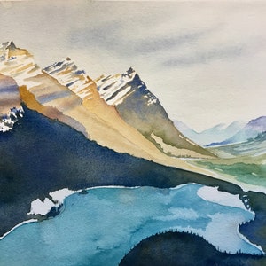 Pode incluir: Pintura em aquarela de uma cordilheira com um lago em primeiro plano. As montanhas s&atilde;o de cor castanho claro com neve nos picos. O lago &eacute; de cor azul claro e o c&eacute;u &eacute; de cor cinzento claro.