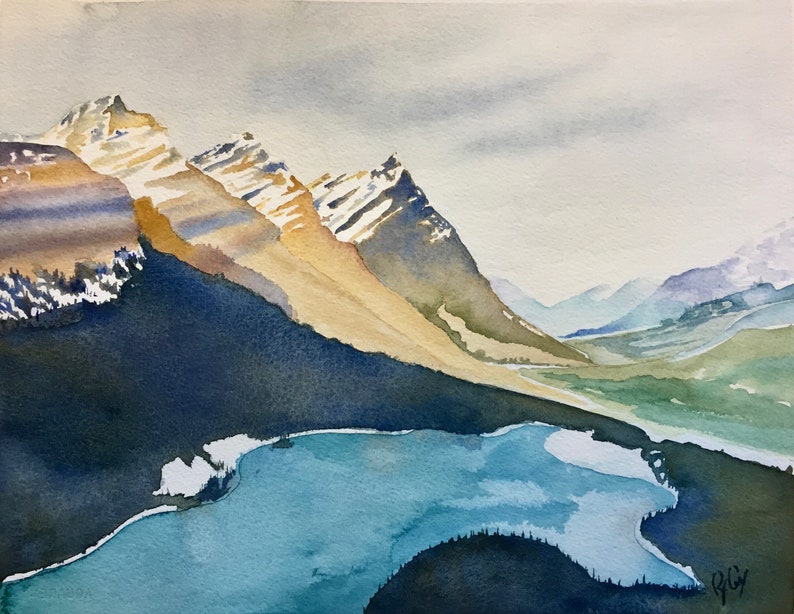 Pode incluir: Pintura em aquarela de uma cordilheira com um lago em primeiro plano. As montanhas s&atilde;o de cor castanho claro com neve nos picos. O lago &eacute; de cor azul claro e o c&eacute;u &eacute; de cor cinzento claro.