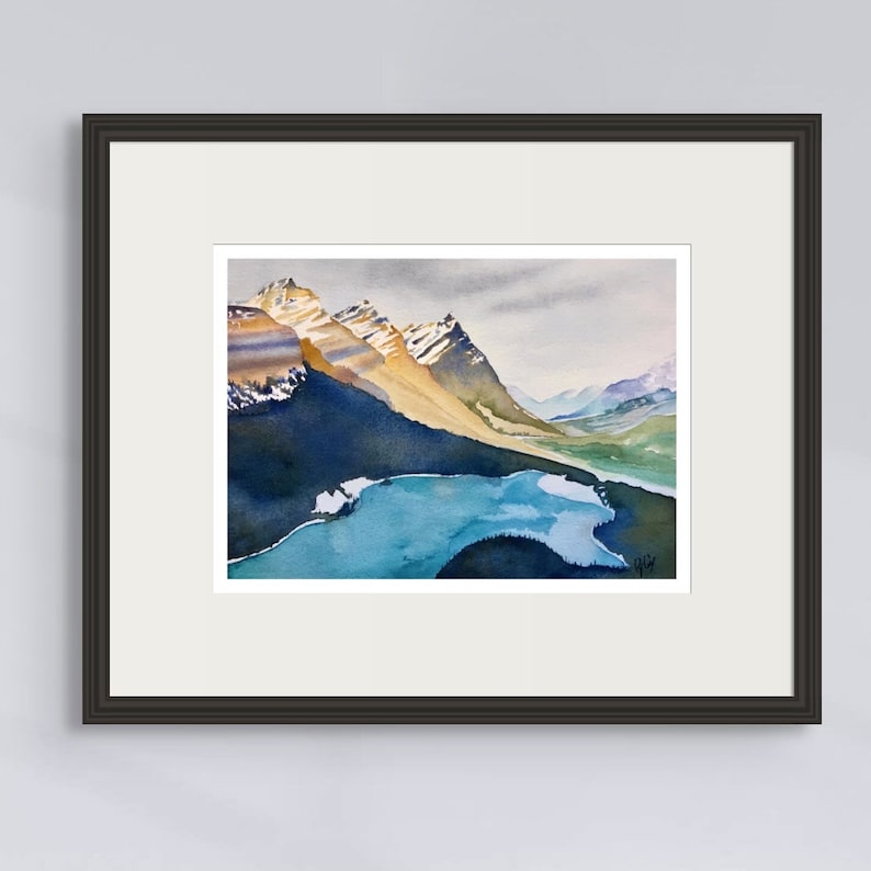 Pode incluir: Pintura em aquarela de uma cordilheira com picos cobertos de neve e um lago turquesa em primeiro plano. O c&eacute;u &eacute; azul claro com nuvens cinzas.