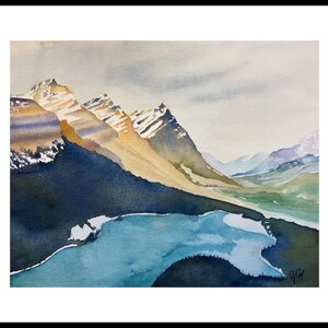 Pode incluir: Pintura em aquarela de uma cordilheira com um lago em primeiro plano. As montanhas s&atilde;o uma mistura de marrom, azul e branco, com neve nos picos. O lago &eacute; de cor azul claro e a &aacute;gua est&aacute; calma e parada. O c&eacute;u &eacute; de cor cinza claro e h&aacute; nuvens na dist&acirc;ncia.
