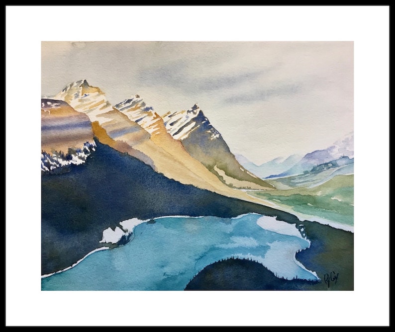 Pode incluir: Pintura em aquarela de uma cordilheira com um lago em primeiro plano. As montanhas s&atilde;o uma mistura de marrom, azul e branco, com neve nos picos. O lago &eacute; de cor azul claro e a &aacute;gua est&aacute; calma e parada. O c&eacute;u &eacute; de cor cinza claro e h&aacute; nuvens na dist&acirc;ncia.