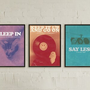Puede incluir: Tres carteles enmarcados con citas motivacionales. El primer cartel es morado y dice "Sleep in. Tomorrow will be there when you're ready." El segundo cartel es rojo y dice "Keep it up and go on.  Think of all the music you've missed out on." El tercer cartel es azul y dice "Say less. I'll be right there."