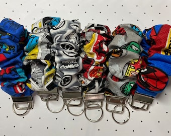 Marvel / Avengers / Scrunchie Key Fob de 4" / Regalos de cómic / Accesorios para superhéroes / Wristlet