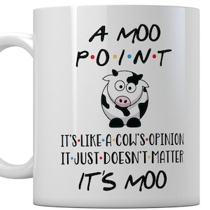 Peut inclure: Mug en céramique blanche avec une vache de dessin animé noire et blanche et le texte "A MOO POINT IT'S LIKE A COW'S OPINION IT JUST DOESN'T MATTER IT'S MOO".
