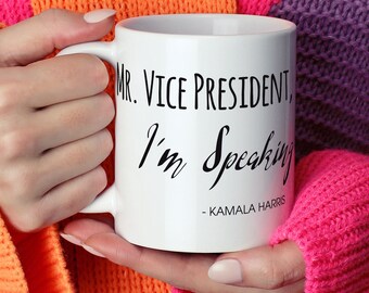 Tazza con citazione femminista e dibattito su Kamala Harris