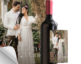 Puede incluir: Una etiqueta de botella de vino de boda con una foto de una pareja en un entorno de jardín. La etiqueta presenta el texto "07.30.25 Juliana & Daniel".